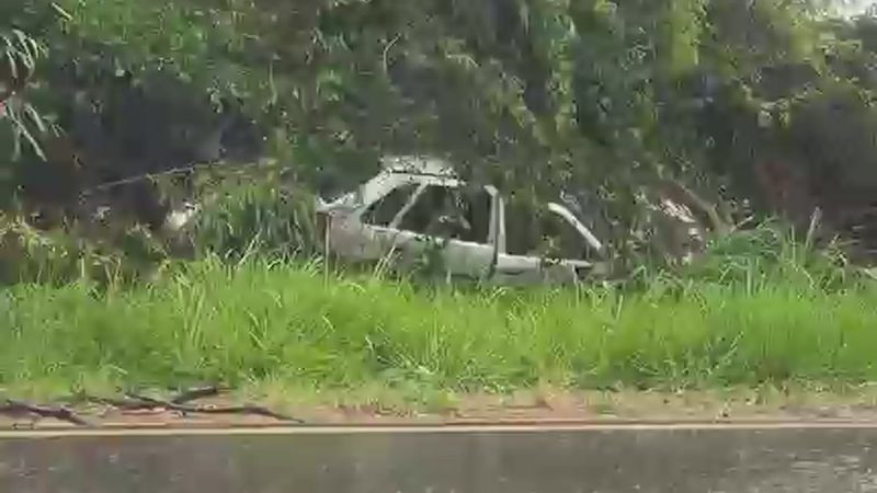 Carro aquaplana durante chuva e sai da pista na rodovia Tancredo Neves